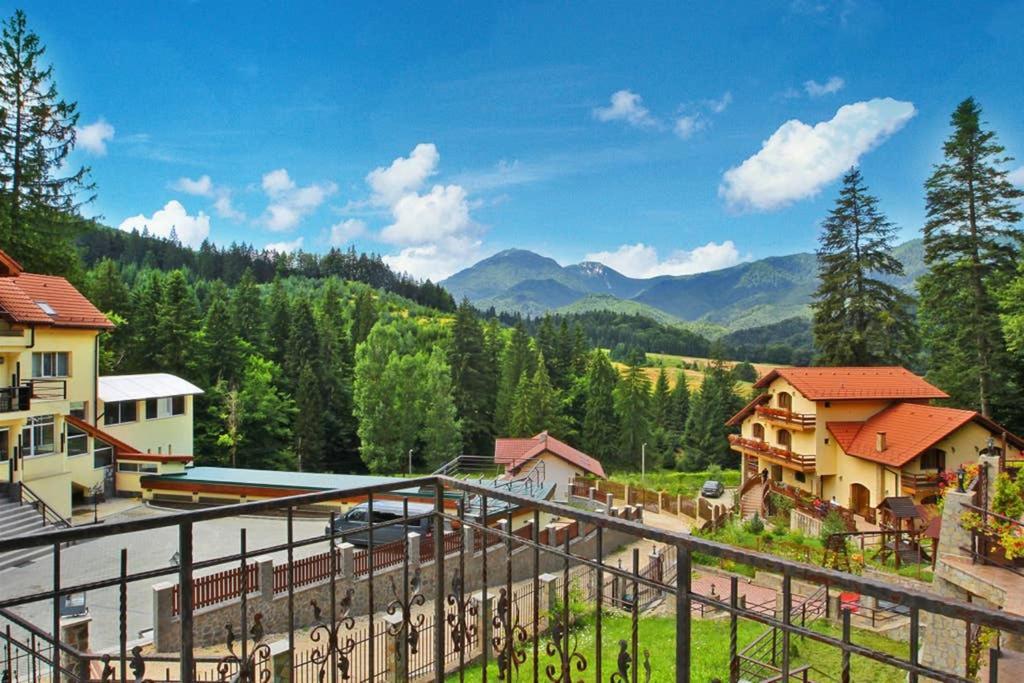 Charming Villa In A Private Mountain Resort Braşov Exterior foto