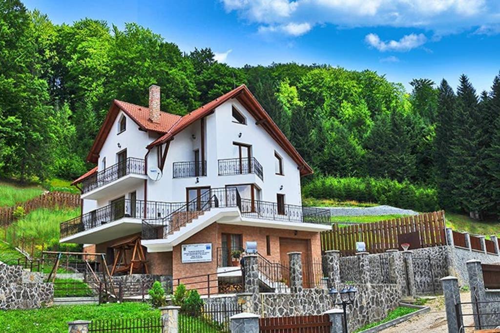 Charming Villa In A Private Mountain Resort Braşov Exterior foto